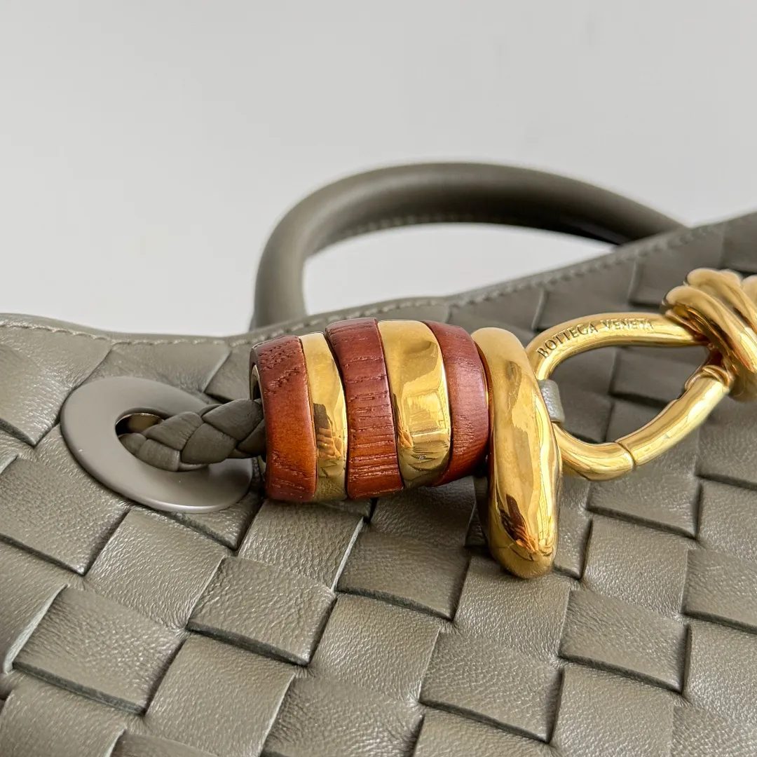 The new Andiamo batch of 3060 BV is shipped‼ ️The classic intercciato weaving process is used to create a soft bag, the metal knot is made of micro-cast aluminum using jewelry technology🪢, and the decorative beads are made of metal and hand-polished oak, allowing you to jump repeatedly between elegance and fun💃, making it unpredictable. Classic and versatile, it shows off your temperament, and the bag has a large capacity, making it very convenient for daily commuting! It has a variety of carrying methods, the shoulder straps can be adjusted by yourself, the original lambskin feels soft and delicate, and the unisex style breaks gender boundaries and brings a more practical and long-lasting use experience. The Andiamo, which has both elegant and casual styles, perfectly interprets the "fashionable old money style". Style number: 743568+wood hardware Color: cypress green Size: 25*22*10.5cm
